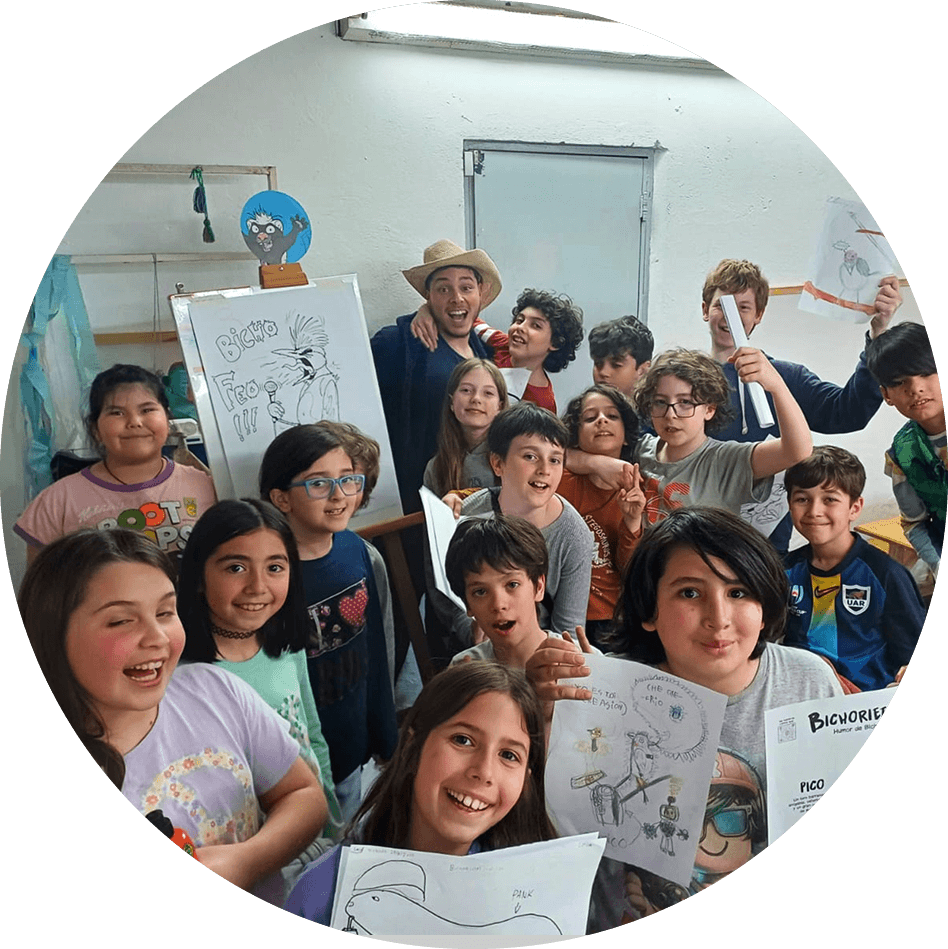 Chicos participando del taller de Bichorietas