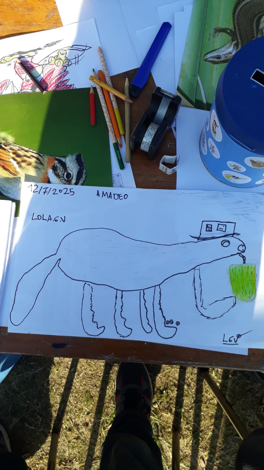 Chicos con sus dibujos del taller