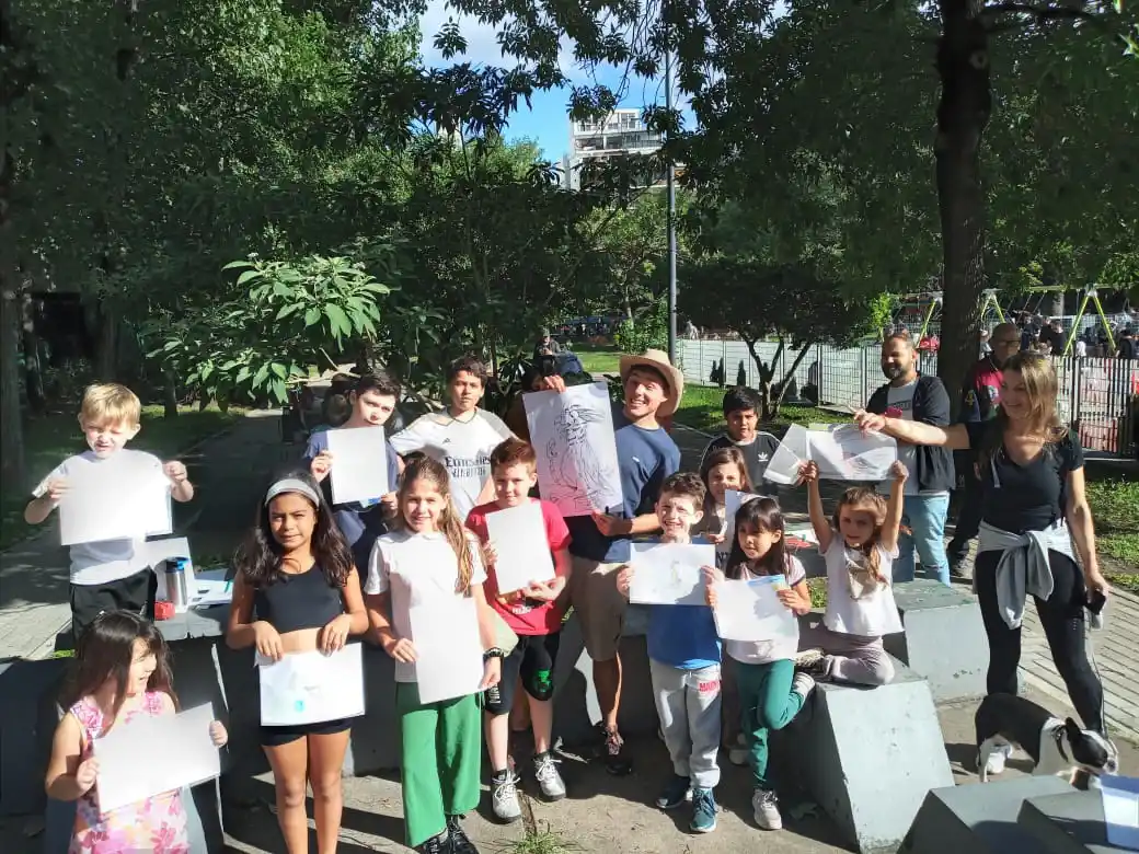 Chicos dibujando en el taller de Bichorietas